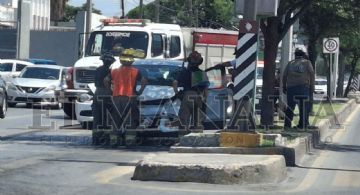 Abuelita es embestida brutalmente por carro de agencia en la César López de Lara; quedó muy herida