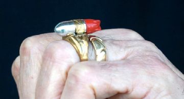 Con este 'anillo atómico' brillante jugaron los abuelos; y sí, era radiactivo, tenía polonio-210