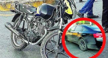 Motociclista se estrella aparatosamente contra auto en la César López de Lara; lo mandan al hospital