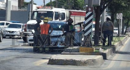 Abuelita es embestida brutalmente por carro de agencia en la César López de Lara; quedó muy herida