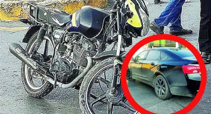 Motociclista se estrella aparatosamente contra auto en la César López de Lara; lo mandan al hospital
