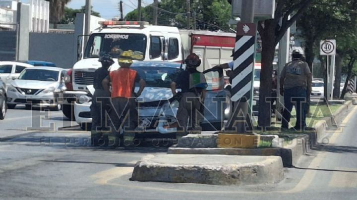 Abuelita es embestida brutalmente por carro de agencia en la César López de Lara; quedó muy herida