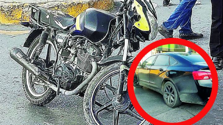 Motociclista se estrella aparatosamente contra auto en la César López de Lara; lo mandan al hospital
