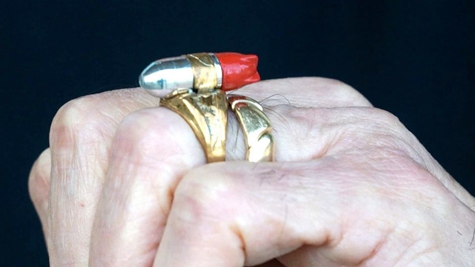 El anillo atómico que brillaba en la oscuridad.