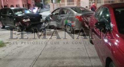 Abuelita se pasa el rojo y estrella su Jeep contra un Nissan; pegaron contra un tercer vehículo