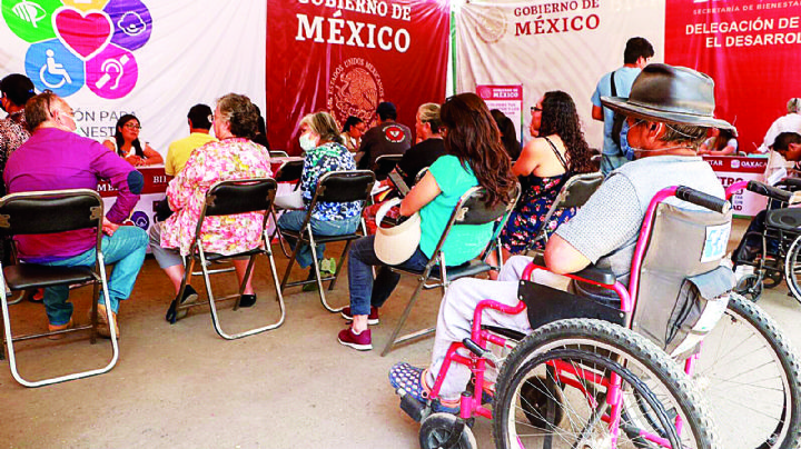 Entregan tarjetas para la Pensión de personas con discapacidad en Nuevo Laredo