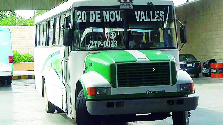 Usuarios de camiones en Nuevo Laredo hacen sinergia; así saben todo sobre su ruta