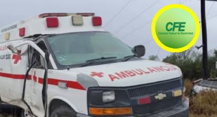Ambulancia derrapa en carretera y se estrella contra poste de la CFE; hay dos heridos
