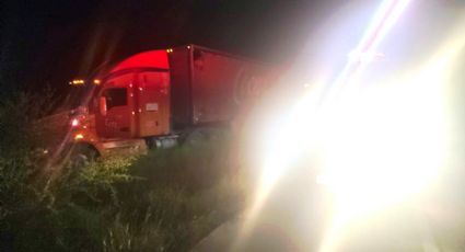 No llegaron 'las cocas', tráiler de refrescos sufre accidente en la autopista a Nuevo Laredo