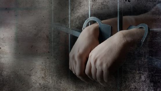 Policía de Laredo arresta a sujeto por arrojar piedras hacia la calle; eran del tamaño de melones