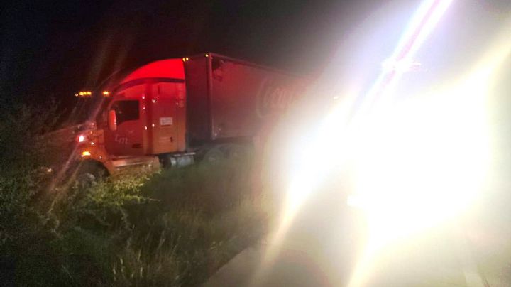 No llegaron 'las cocas', tráiler de refrescos sufre accidente en la autopista a Nuevo Laredo