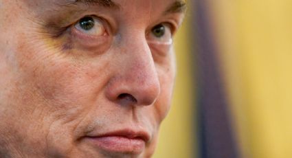 Versión de Elon Musk de su ojo morado no se la cree ni Grok, la IA creada por él mismo