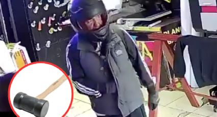 Con mazo en mano, mujer evita asalto; ladrón buscó apoderarse del dinero de la caja | VIDEO