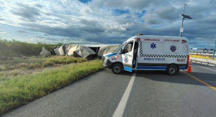 Trailero vuelca brutalmente en la Carretera Monterrey-Nuevo Laredo; está al borde de la muerte