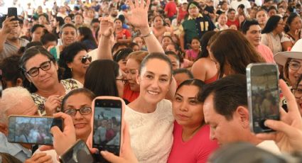 Entrega Claudia Sheinbaum tarjetas del programa 'La Escuela es Nuestra' en Yucatán