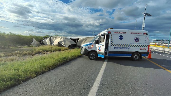 Trailero vuelca brutalmente en la Carretera Monterrey-Nuevo Laredo; está al borde de la muerte