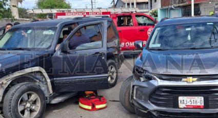 Conductoras chocan en la colonia Hipódromo; una no respetó señal de Alto