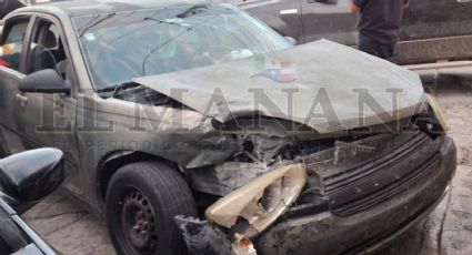 Bertha y Sergio chocan en la avenida Eva Sámano; vehículos sufren daños materiales considerables