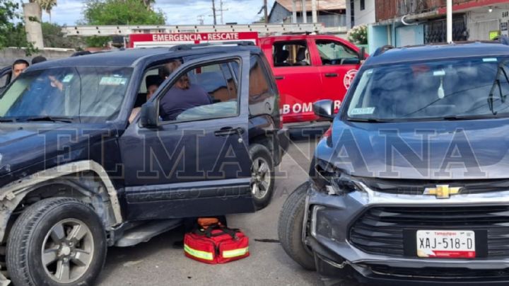 Conductoras chocan en la colonia Hipódromo; una no respetó señal de Alto