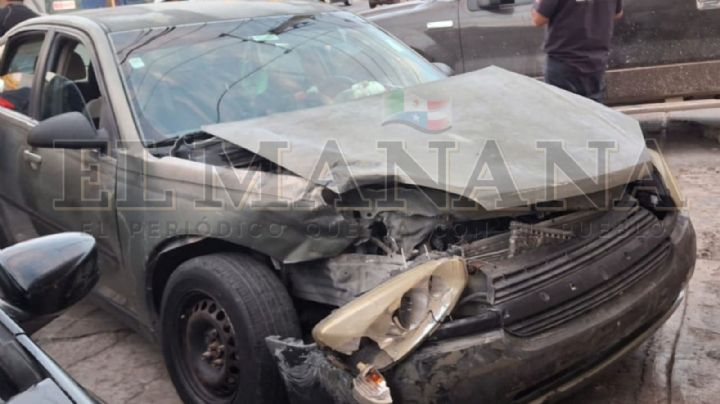 Bertha y Sergio chocan en la avenida Eva Sámano; vehículos sufren daños materiales considerables