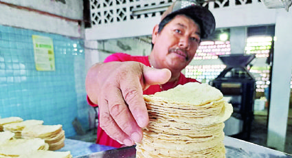 Se comprometen tortilleros a mantener el precio del kilo