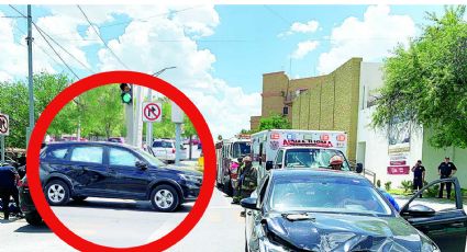 Mujeres protagonizan fuerte choque a espalda del Centro Cívico 'Carlos Cantú Rosas' en Nuevo Laredo