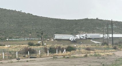 Brutal encontronazo de cuatro tráileres bloquea la carretera Saltillo-Matehuala