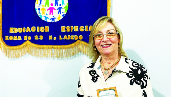 Destacan labor de maestra Rosa Laura Boone Fernández por 40 años de servicio