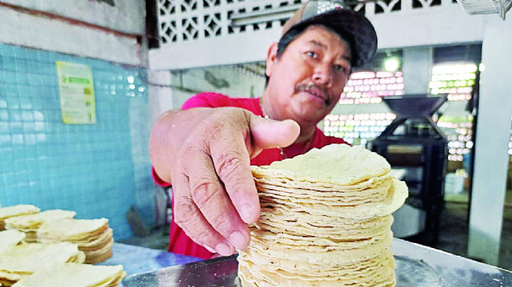 Se comprometen tortilleros a mantener el precio del kilo