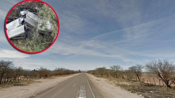 Mueren 3 personas prensadas tras volcarse en carretera; auto quedó completamente destruido