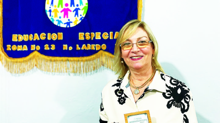Destacan labor de maestra Rosa Laura Boone Fernández por 40 años de servicio