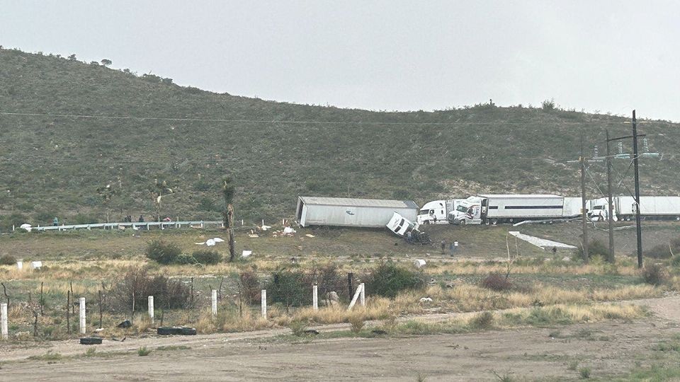 Fuerte choque de tráileres.