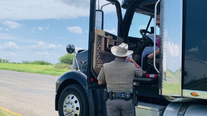 DPS de Texas vigilará a los traileros y verificará si saben hablar inglés; ¿les quitará sus papeles?