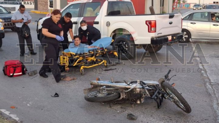 Atropellan a empleado de Pepsi en su moto; camioneta le deja el pie fracturado