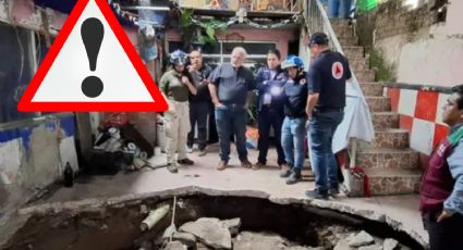 Aparece socavón gigante en el patio de una vecindad; familias son desalojadas