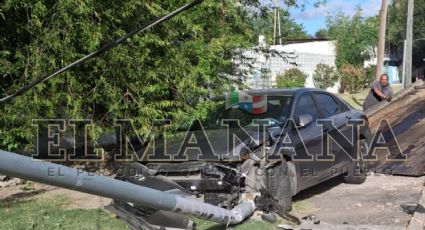 Choca contra poste de alumbrado público, frente a SAGARPA, y huye; dejan auto vomitado