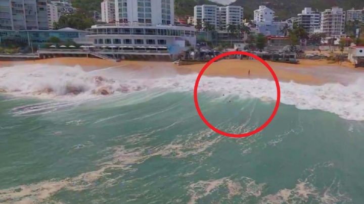 MOMENTO EXACTO en el que turistas son arrastrados por las olas en Acapulco