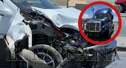 Tráiler embiste a camioneta y la destroza en la Carretera Nacional; mujer y menor salieron heridos