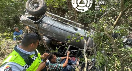 Camioneta cae 20 metros de altura a un barranco y deja a 5 heridos; quedó destrozada
