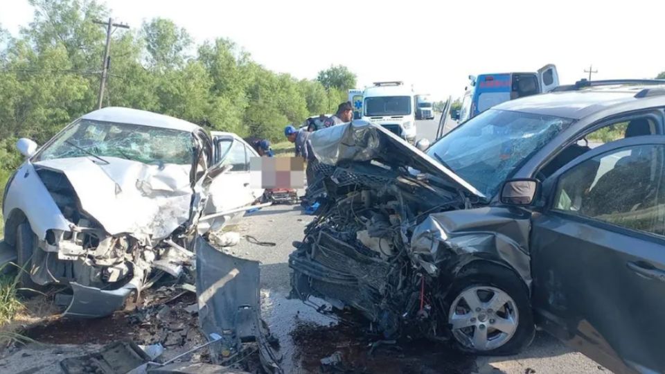 El encontronazo fatal se dio entre una camioneta y un vehículo tipo Sentra de color gris