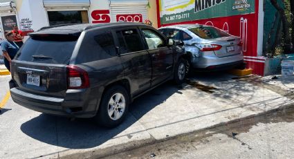Brutal encontronazo deja a bebé y mujer lesionados en la colonia Juárez; así quedaron los vehículos
