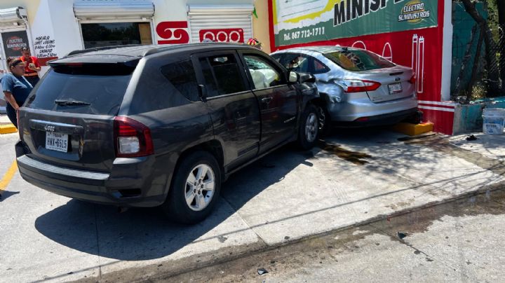 Brutal encontronazo deja a bebé y mujer lesionados en la colonia Juárez; así quedaron los vehículos