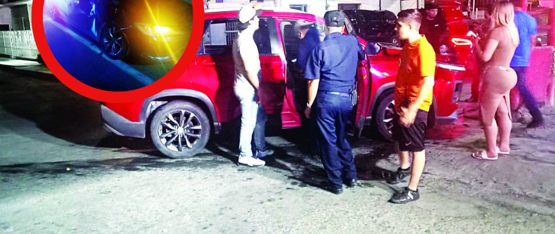 Chavito andaba 'de fiesta' y se estampa con camioneta de agencia en la colonia San Rafael