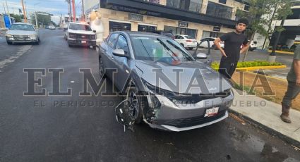 Conductor de una Tahoe se echa mal de reversa y choca a un Kia estacionado; le saldrá muy caro