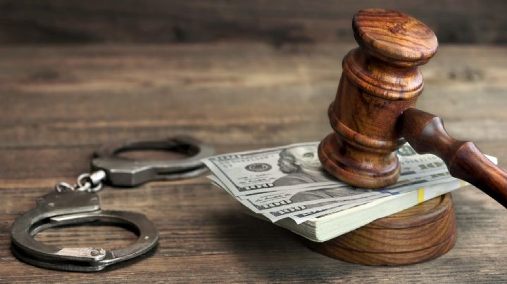 Policías de Laredo pagan fianza y evitan prisión; uno manejaba intoxicado y el otro golpeó a su mujer