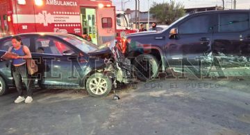 Fuerte choque en Nuevo Laredo: conductora de DiDi iba distraída con el celular y estampa su auto