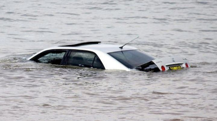 Así puedes salir de un automóvil bajo el agua y salvar tu vida durante una inundación