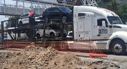 ¡Atorón en la avenida Reforma! Tráiler nodriza pasa rozando puente peatonal y causa caos