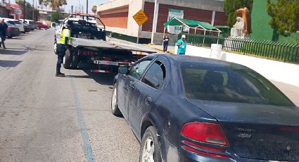 Retiran autos que obstruyen vialidades y que se estacionan en lugares prohibidos