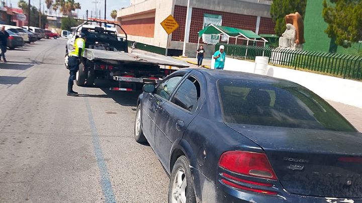 Retiran autos que obstruyen vialidades y que se estacionan en lugares prohibidos